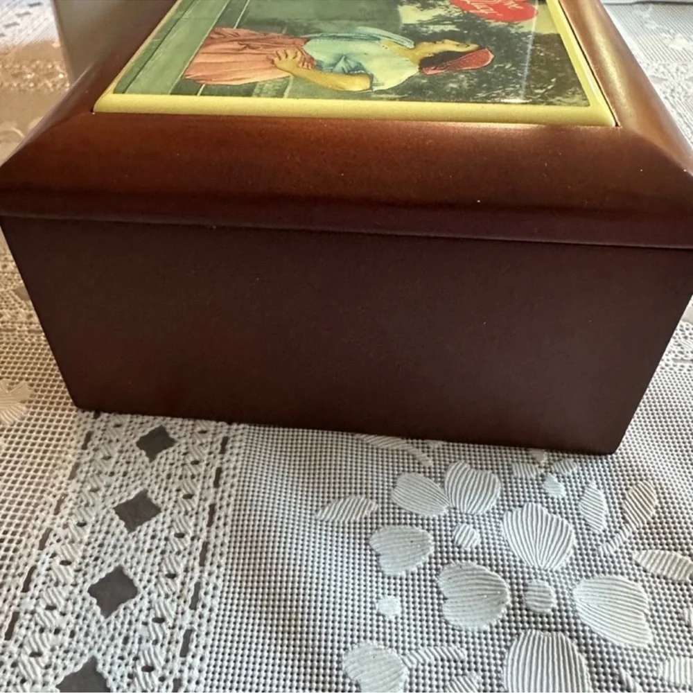 VINTAGE I LOVE LUCY WOOD MUSICAL JEWELRY BOX 
